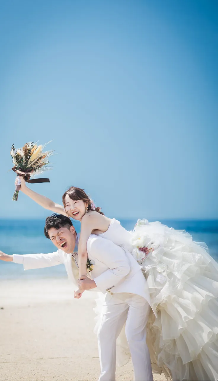海辺でウェディングドレスとタキシード｜ブライダルフォト 365days